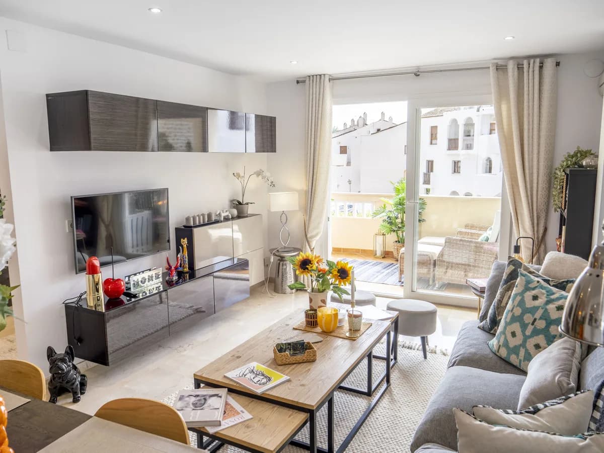 2 Bedroom Middle Floor Apartment for Sale in Estepona, Málaga - Image 5