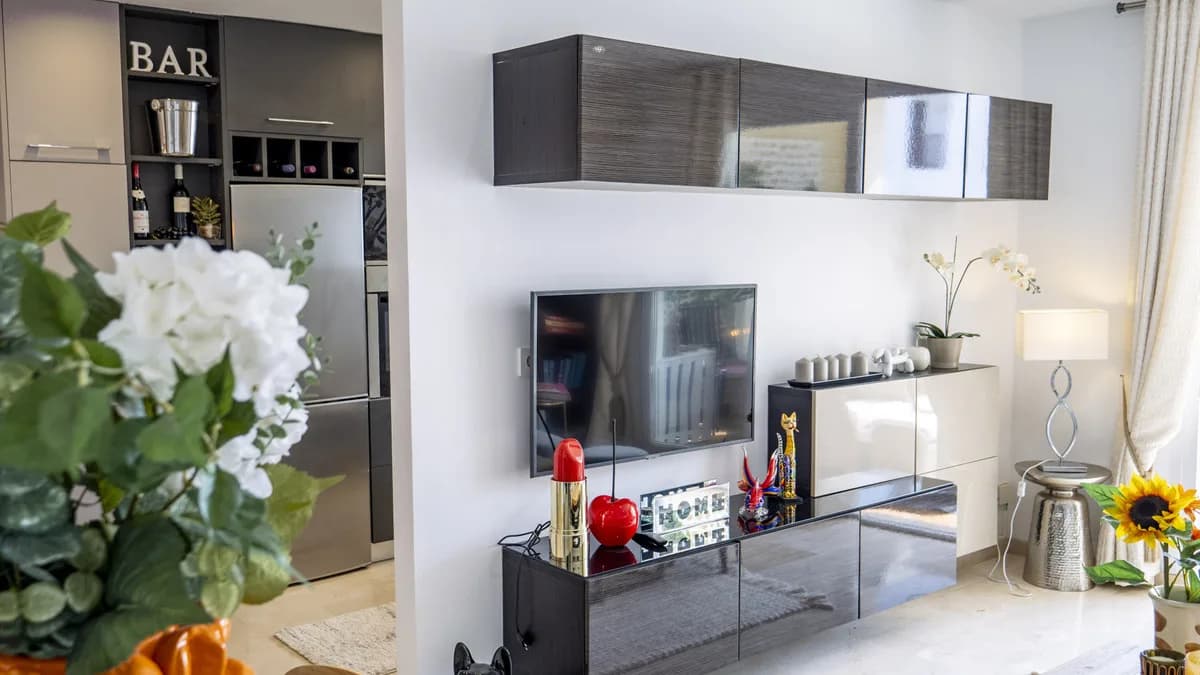 2 Bedroom Middle Floor Apartment for Sale in Estepona, Málaga - Image 7