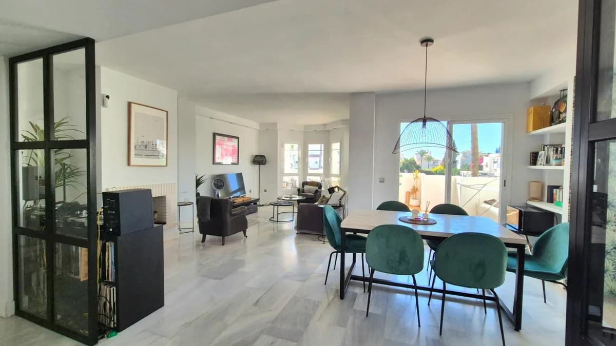 3 Bedroom Middle Floor Apartment for Sale in Marbella, Málaga