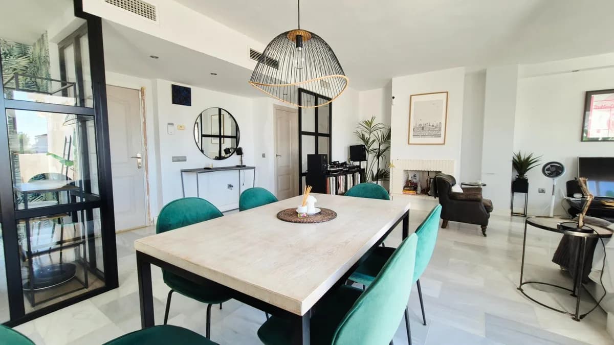 3 Bedroom Middle Floor Apartment for Sale in Marbella, Málaga - Image 2