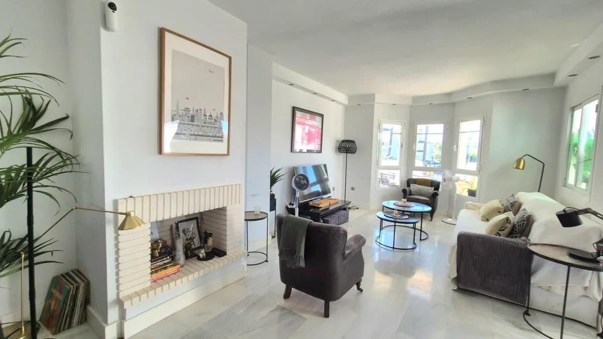 3 Bedroom Middle Floor Apartment for Sale in Marbella, Málaga - Image 3