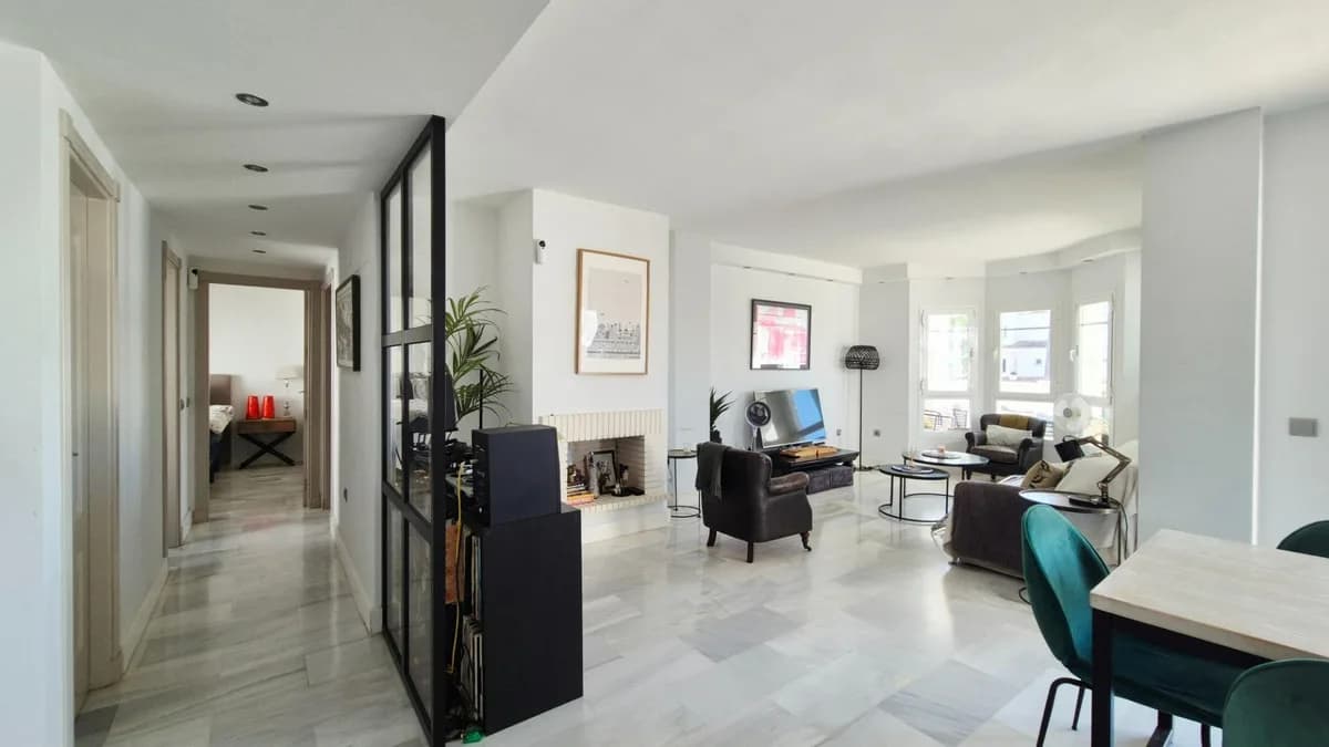 3 Bedroom Middle Floor Apartment for Sale in Marbella, Málaga - Image 4