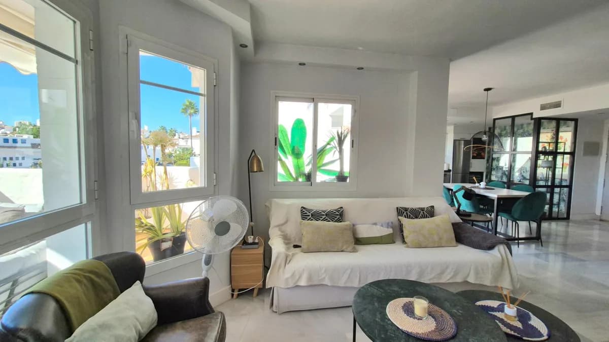 3 Bedroom Middle Floor Apartment for Sale in Marbella, Málaga - Image 5