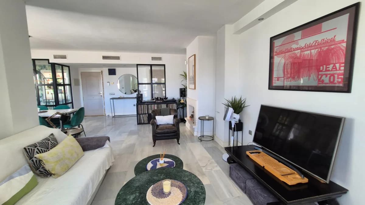 3 Bedroom Middle Floor Apartment for Sale in Marbella, Málaga - Image 6