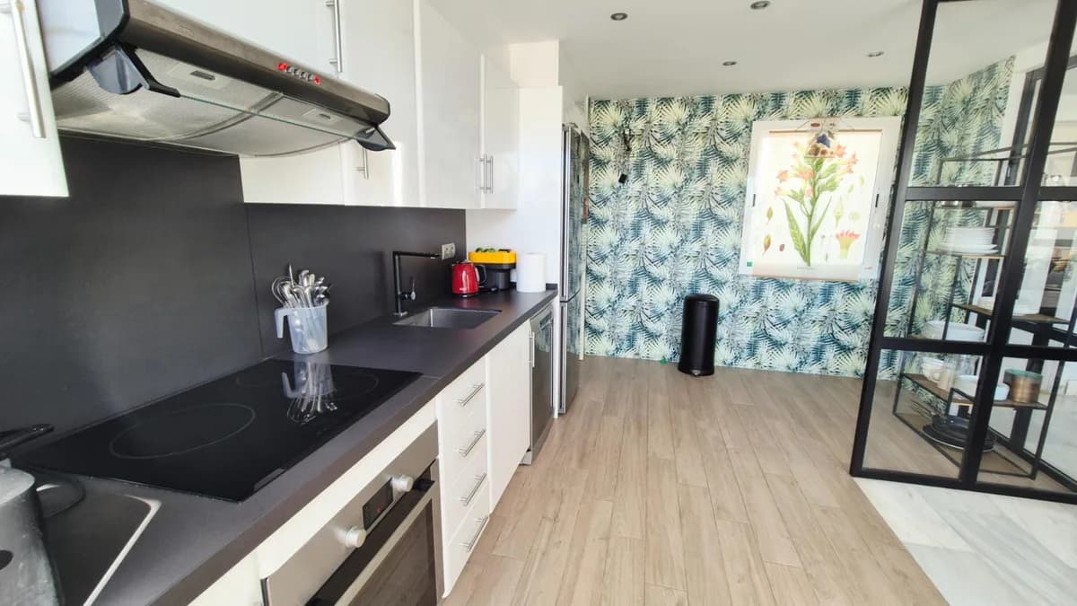 3 Bedroom Middle Floor Apartment for Sale in Marbella, Málaga - Image 7