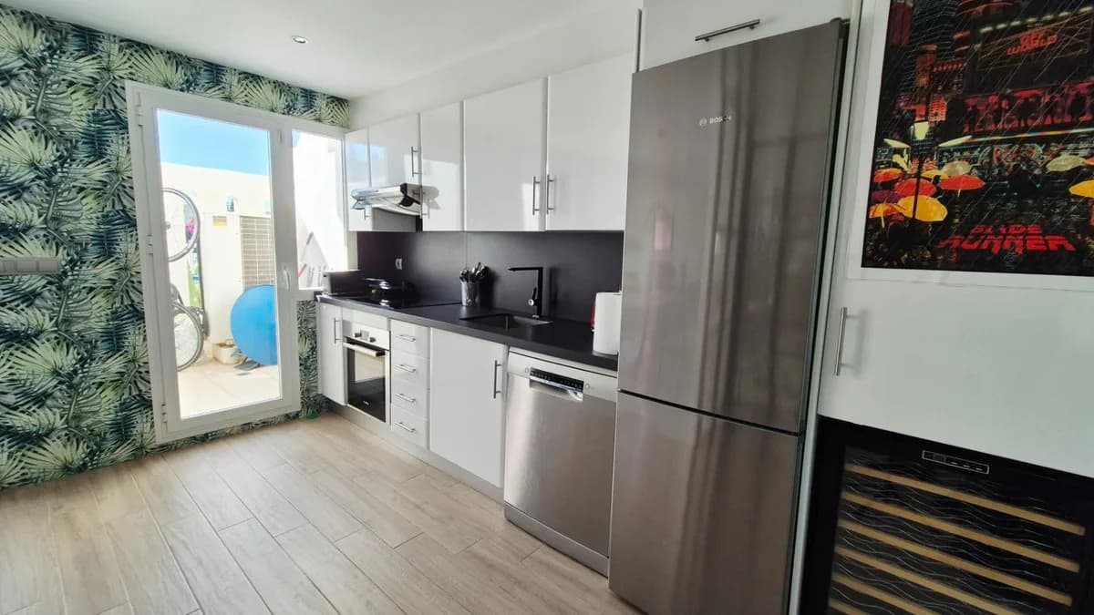 3 Bedroom Middle Floor Apartment for Sale in Marbella, Málaga - Image 9