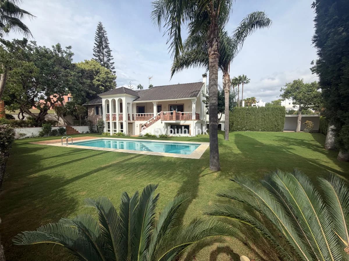 7 Bedroom Detached Villa for Sale in Estepona, Málaga