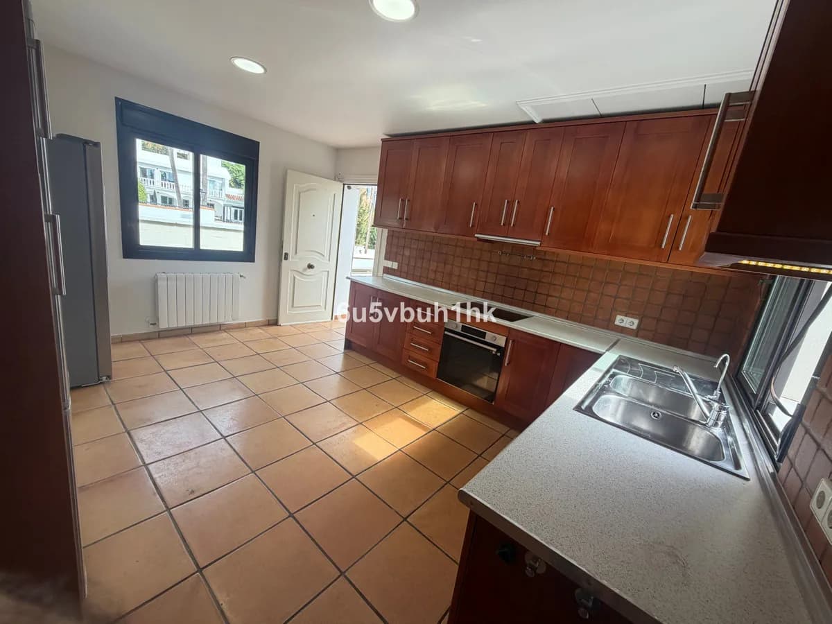 7 Bedroom Detached Villa for Sale in Estepona, Málaga - Image 9