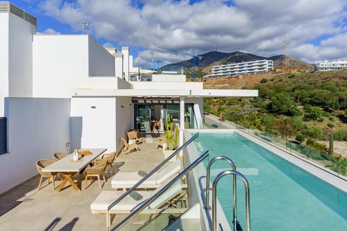 2 Bedroom Top Floor Apartment for Sale in Carvajal, Málaga - Image 4