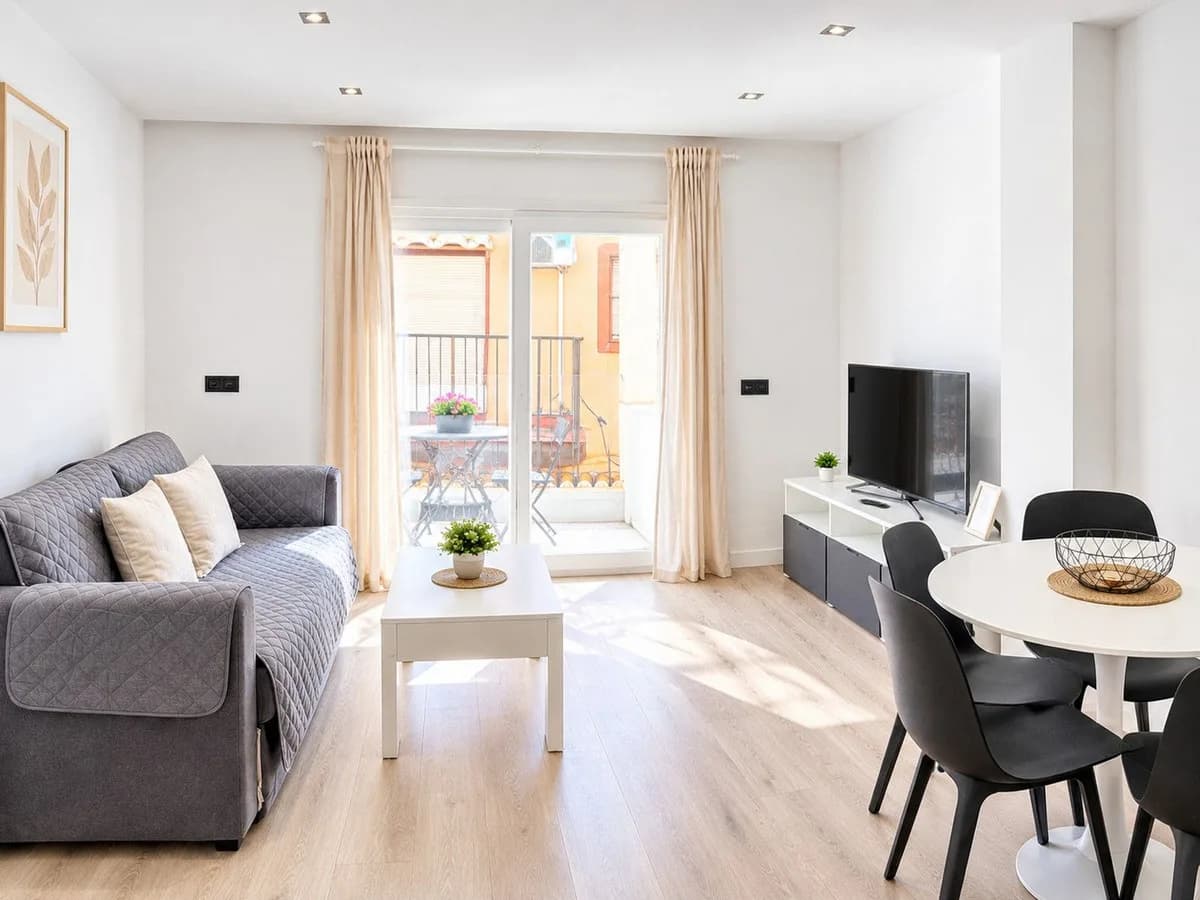 1 Bedroom Middle Floor Apartment for Sale in Fuengirola, Málaga - Image 2