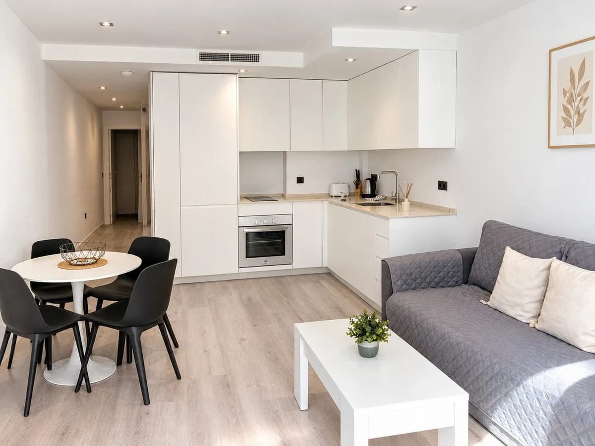 1 Bedroom Middle Floor Apartment for Sale in Fuengirola, Málaga - Image 3