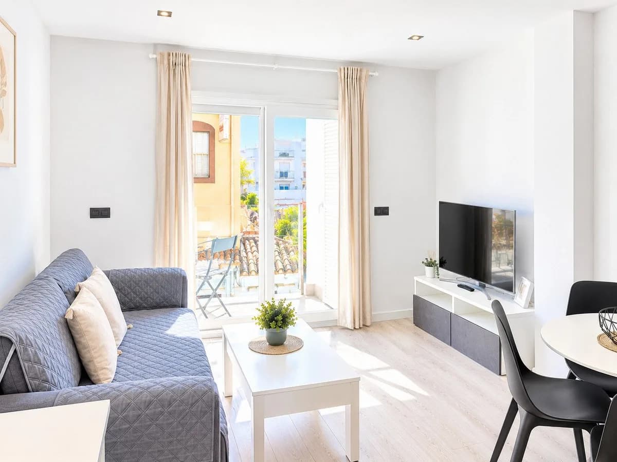 1 Bedroom Middle Floor Apartment for Sale in Fuengirola, Málaga - Image 4