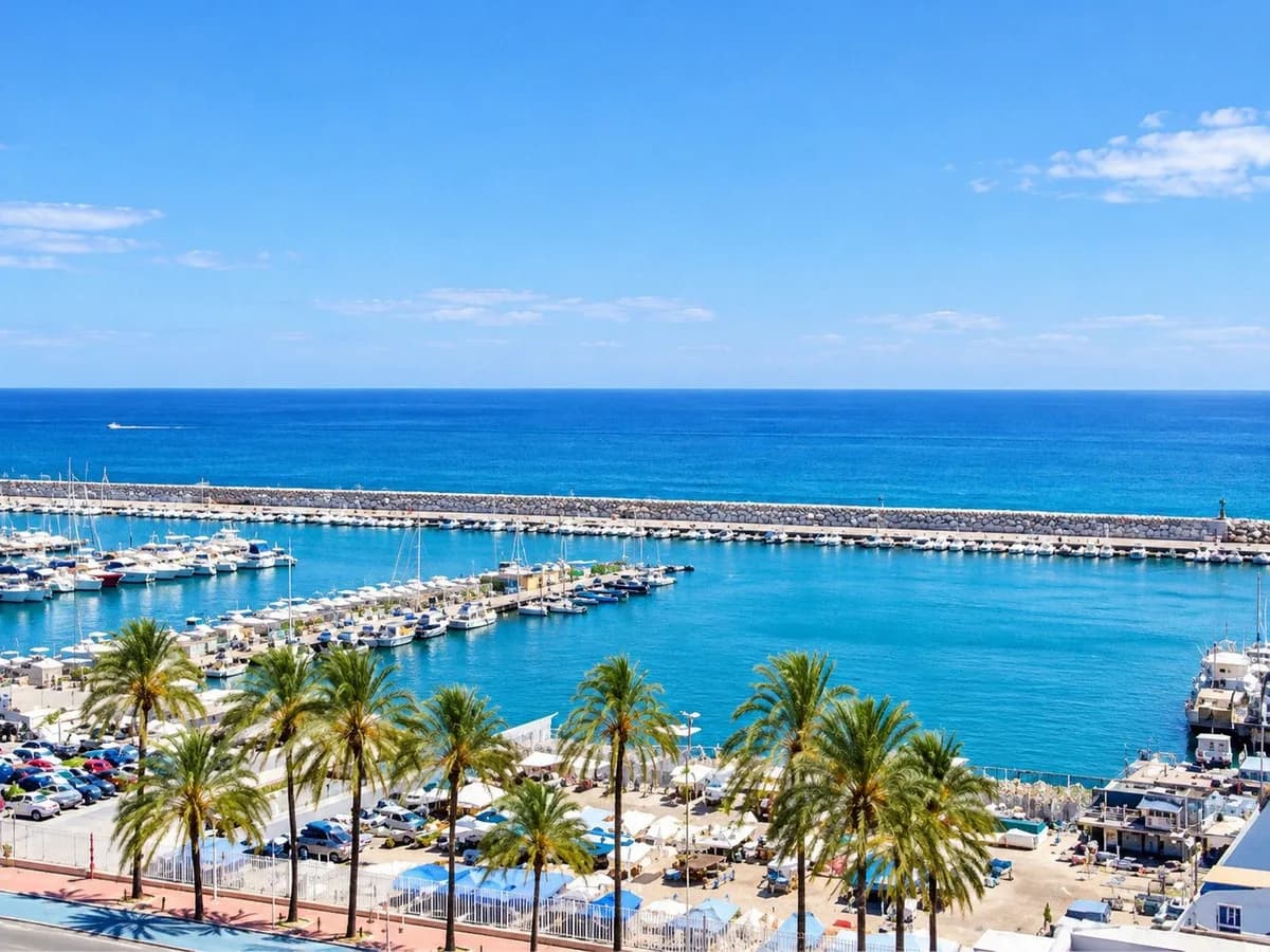 1 Bedroom Middle Floor Apartment for Sale in Fuengirola, Málaga - Image 9