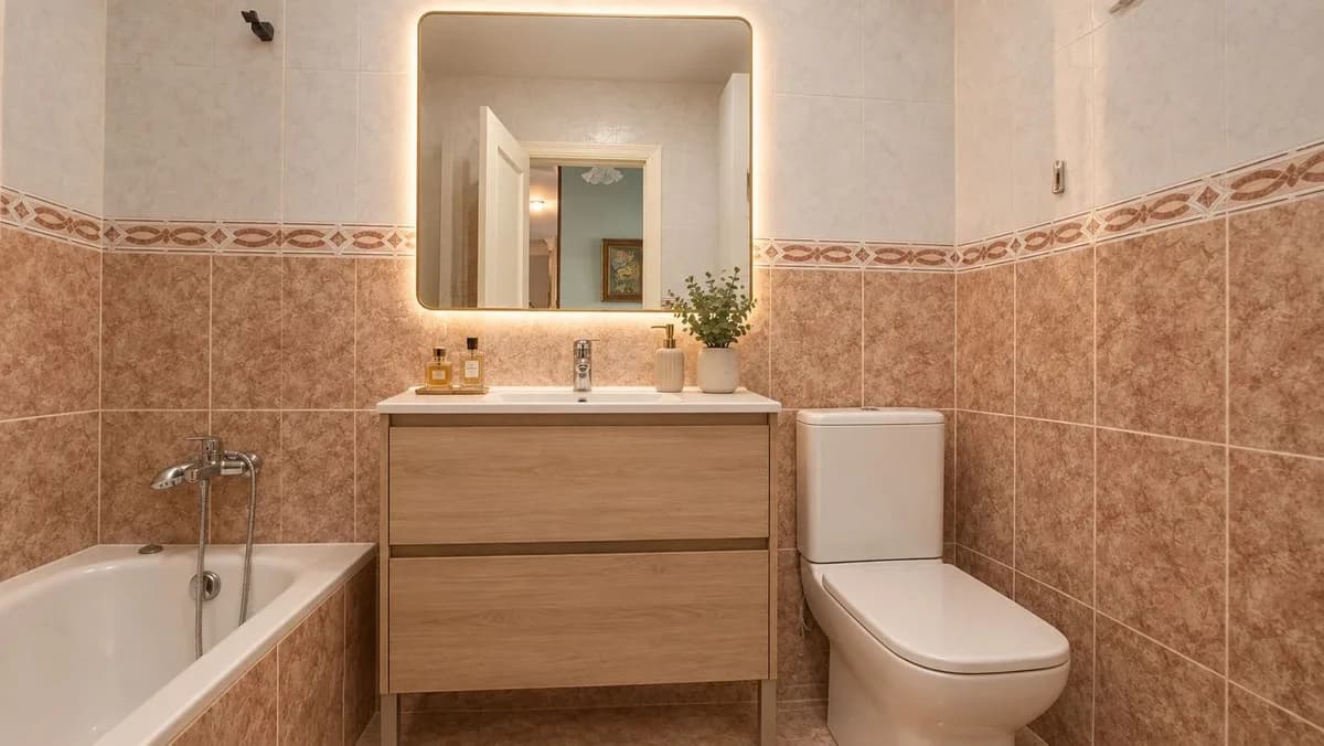 2 Bedroom Middle Floor Apartment for Sale in Fuengirola, Málaga - Image 6