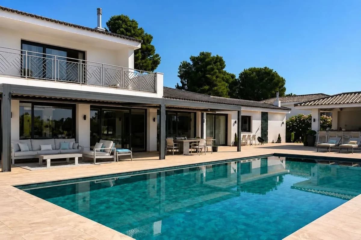 5 Bedroom Detached Villa for Sale in Sotogrande, Cádiz - Image 2