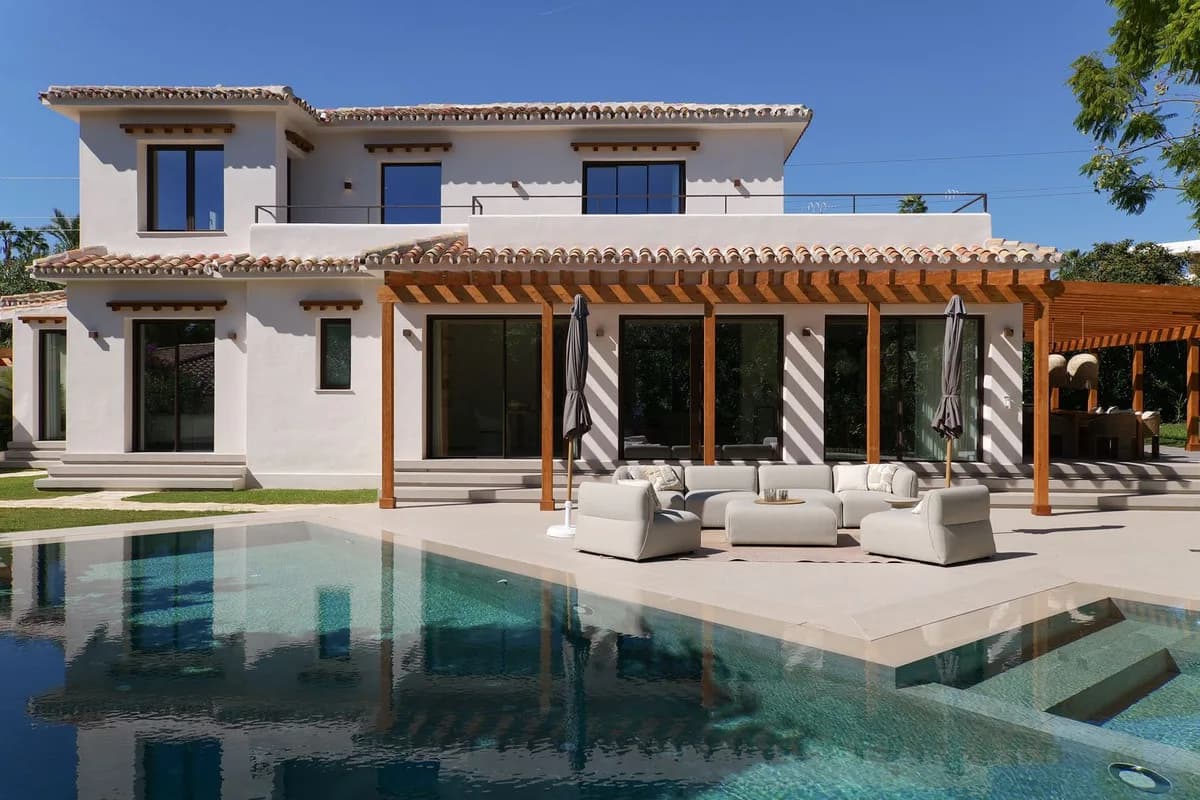 4 Bedroom Detached Villa for Sale in Guadalmina Baja, Málaga - Image 2