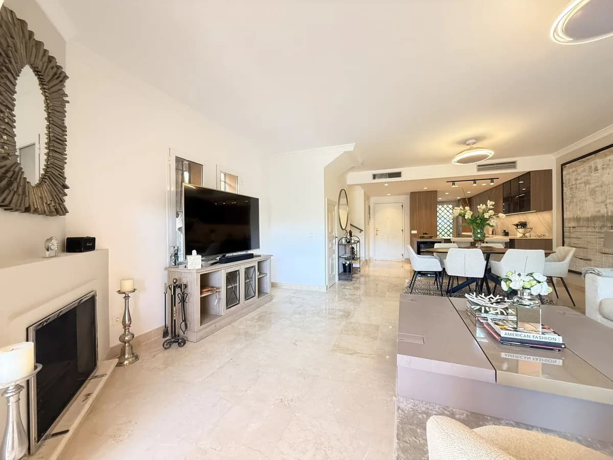 4 Bedroom Semi-Detached House for Sale in Benahavís, Málaga - Image 3