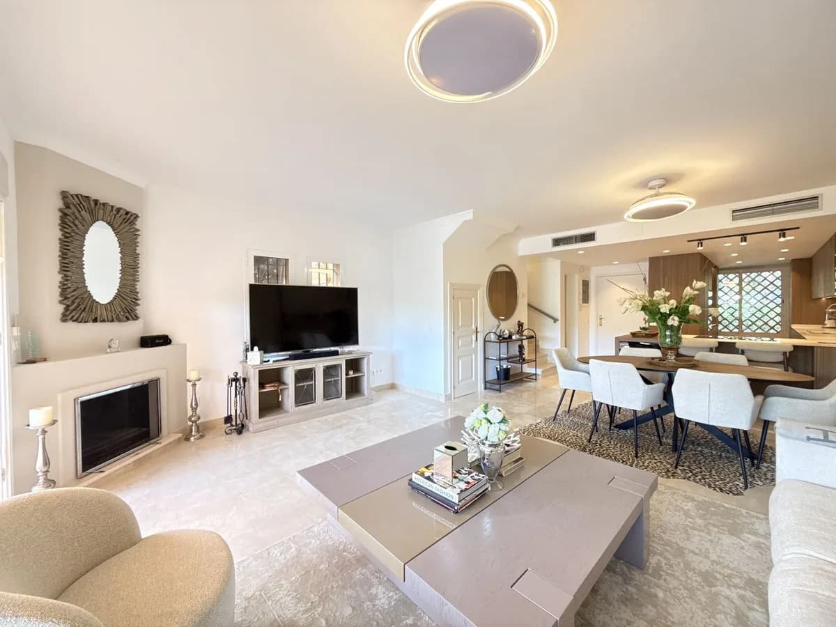 4 Bedroom Semi-Detached House for Sale in Benahavís, Málaga - Image 4
