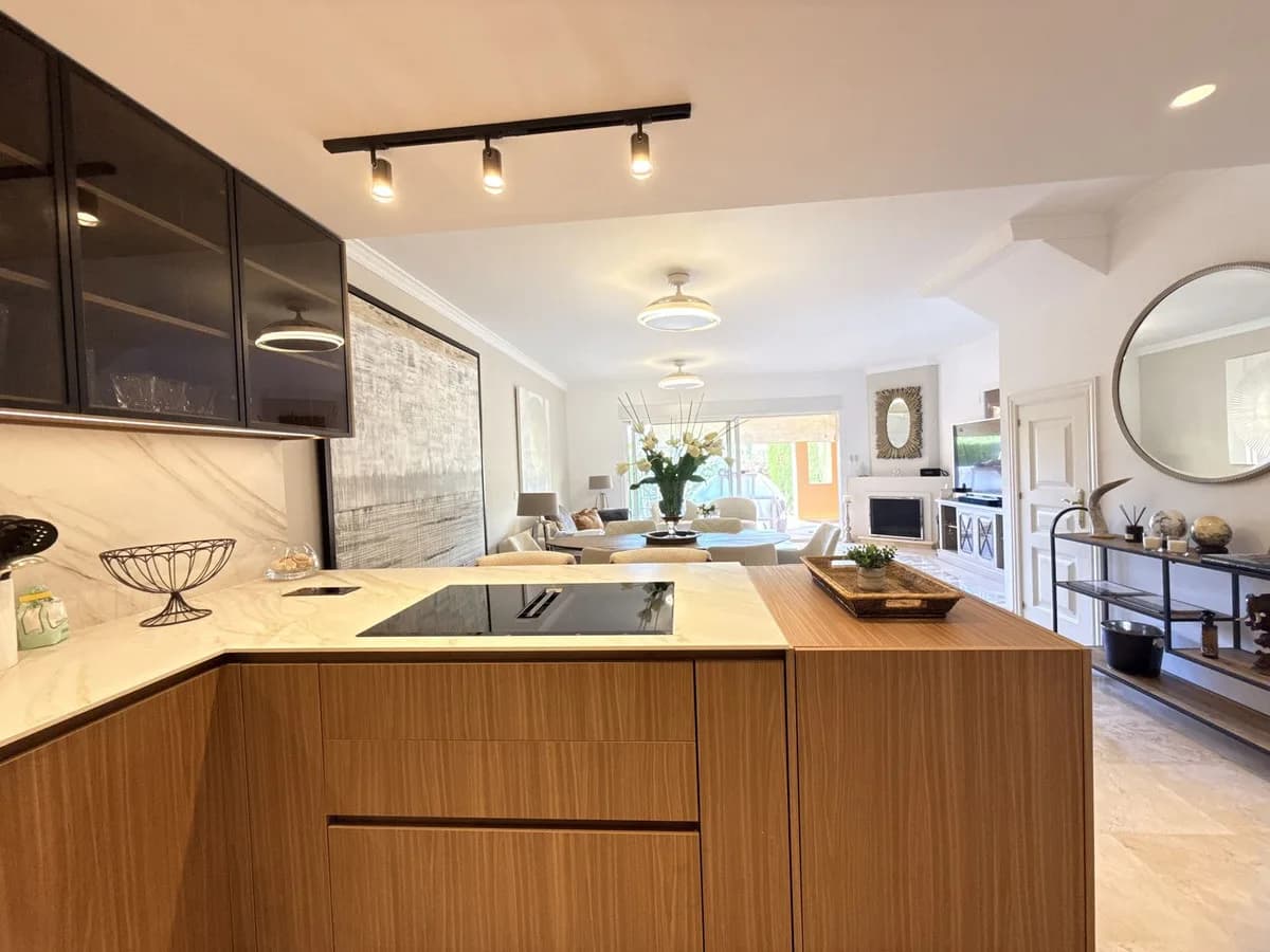 4 Bedroom Semi-Detached House for Sale in Benahavís, Málaga - Image 9