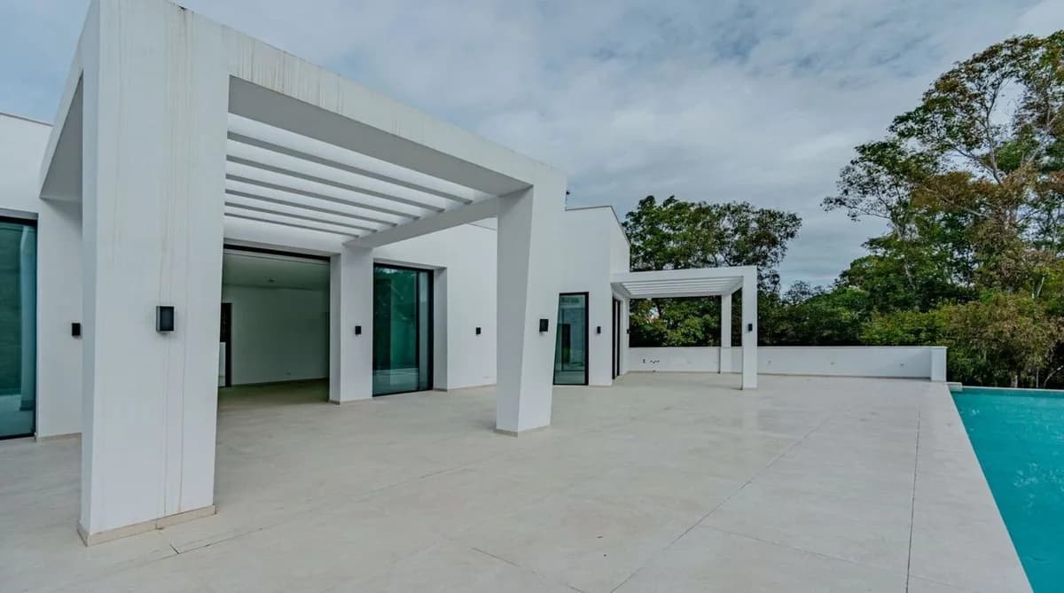 5 Bedroom Detached Villa for Sale in Sotogrande, Cádiz - Image 2