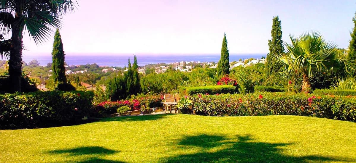 5 Bedroom Detached Villa for Sale in Elviria, Málaga - Image 2