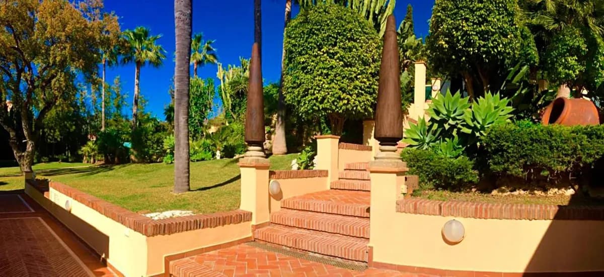 5 Bedroom Detached Villa for Sale in Elviria, Málaga - Image 5