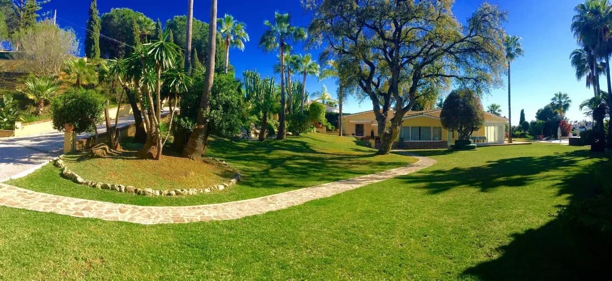 5 Bedroom Detached Villa for Sale in Elviria, Málaga - Image 6
